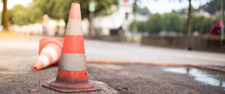 Am 10. Juni 2025 startet in Büren-Harth eine Baumaßnahme: An der Kreisstraße 35 (Kirchweg) werden zwei sanierungsbedürftige Stützwände grundlegend erneuert. Ziel ist es, die Sicherheit für alle Verkehrsteilnehmenden in diesem viel genutzten Abschnitt zu erhöhen – insbesondere für Fußgänger, die den Weg zum Freibad oder durch den Ort nutzen. Während der Bauzeit muss die Straße für Autos, Busse und sonstigen motorisierten Verkehr voll gesperrt werden. Eine Umleitung wird über Weiberg in Richtung Ringelstein eingerichtet. Autofahrerinnen und      -fahrer aus Harth sollten etwa fünf Minuten mehr Fahrzeit einplanen. Für Fußgänger und Radfahrer bleibt der Baustellenbereich passierbar. Die Maßnahme wird voraussichtlich bis Ende des Jahres 2025 andauern. Sie bildet den ersten Teil der umfassenden Erneuerung der Ortsdurchfahrt Harth. Der eigentliche Straßenbau folgt im Jahr 2026. Die Gesamtkosten für diesen Bauabschnitt liegen bei rund 1.050.000 Euro. Das Land Nordrhein-Westfalen beteiligt sich mit einer Förderquote von 75 Prozent an den Kosten.